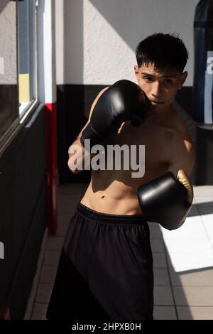 Junge lateinische leichte Boxer Ausbildung in Kampfhaltung Stockfoto