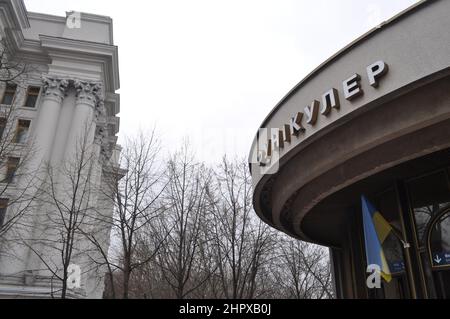 Die obere Standseilbahn neben dem Gebäude des Außenministeriums in Kiew (Kiew) Ukraine im Januar 2014 Stockfoto