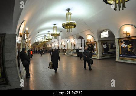 Passagiere, die im Januar 2014 in der Hauptunterirurhalle der U-Bahnstation Zoloti Verota in Kiew (Kiew) in der Ukraine zu Fuß unterwegs waren. Stockfoto