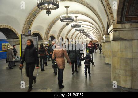 Passagiere, die im Januar 2014 in der Hauptunterirurhalle der U-Bahnstation Zoloti Verota in Kiew (Kiew) in der Ukraine zu Fuß unterwegs waren. Stockfoto