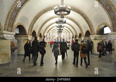 Passagiere, die im Januar 2014 in der Hauptunterirurhalle der U-Bahnstation Zoloti Verota in Kiew (Kiew) in der Ukraine zu Fuß unterwegs waren. Stockfoto