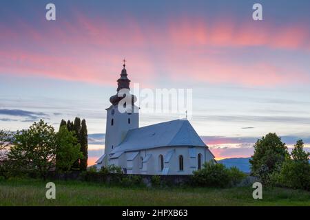 Kirche im Dorf Turciansky Michal in der Region Turiec, Slowakei. Stockfoto
