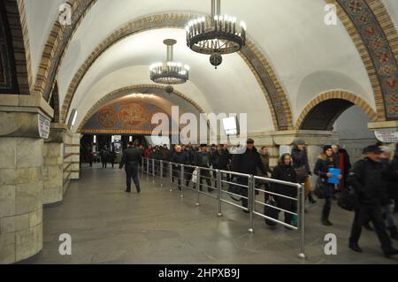 Passagiere, die im Januar 2014 an einer U-Bahnstation in Kiew (Kiew) in der Ukraine zu Fuß unterwegs waren. Stockfoto