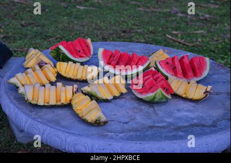 Frische tropische Früchte auf Steintisch nach einer Wanderung in Costa Rica Stockfoto