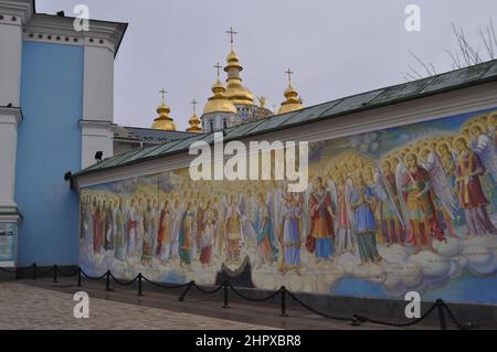 Bemaltes religiöses Wandgemälde mit dem Erzengel Michael und anderen Heiligen an einer Wand vor dem Golden-Domed-Kloster des hl. Michael in Kiew, Ukraine. Stockfoto