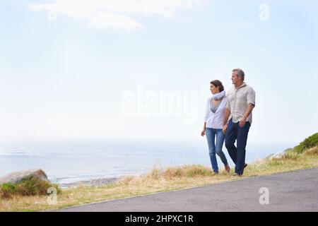 Einander schätzen. Ein glückliches reifes Paar mit ihren Köpfen liebevoll zusammen. Stockfoto