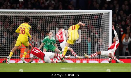 Fileboto vom 20-01-2022 von Liverpools Diogo Jota (zweiter rechts) erzielt das erste Tor ihrer Spielseite. JOTA’s Double sicherte sich in sechs Jahren ein First League Cup Finale. Der portugiesische Nationalspieler setzte sich mit einem niedrigen Schuss nach vorne, der Aaron Ramsdale in der ersten Hälfte mit falschen Füssen anbot, bevor VAR eine Offside-Flagge überwand, die damit gedroht hatte, seinen Schlag in der zweiten Hälfte abzuschrillen. Das Elend von Arsenal wurde noch verschärft, als der Stellvertreter Thomas Partey, der erst am frühen Tag vom Afrika-Cup der Nationen zurückgekehrt war, 16 Minuten nach dem Absetzen von der Bank abgeschickt wurde. Ausgabedatum: Donnerstag, 2. Februar Stockfoto