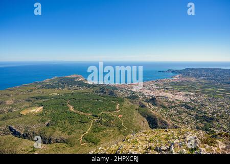 Landschaftlich schöner Blick auf das Mittelmeer. Jávea Xàbia Bucht vom Gipfel Montgó aus gesehen Stockfoto