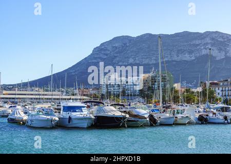 Denia, Spanien. 12. Dezember 2020. Blick auf den Hafen von Denia und den Montgo Stockfoto