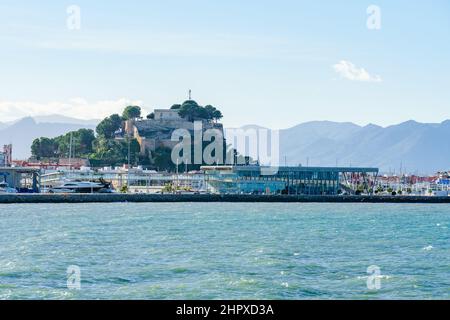 Denia, Spanien. 12. Dezember 2020. Hafen und Schloss von Denia in der Provinz Alicante, Region Valencia, vom Mittelmeer aus gesehen Stockfoto