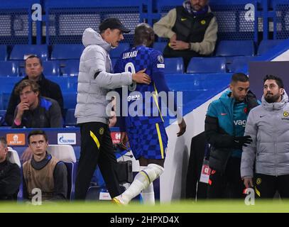 Das Aktenfoto vom 20-10-2021 von Chelseas Romelu Lukaku wird von Manager Thomas Tuchel getröstet. Der belgische Stürmer Romelu Lukaku kämpft in Chelsea nach seinem Clubrekord £98million Summer Switch von Inter Mailand weiterhin um Fließfähigkeit und Rhythmus. Der 28-Jährige war ein ungenutzter Ersatz beim Champions-League-Sieg am Dienstag 2-0 über Lille und könnte an diesem Wochenende dem gleichen Schicksal gegenüberstehen. Kai Havertz und Christian Pulisic beeindruckten vorne, auch Hakim Ziyech glänzte. Wenn Chelsea versuchen will, Liverpool zu strecken oder sogar mit der Mobilität der Roten mithalten will, dann könnte Lukaku wieder Glück haben. Ausgabedatum: T Stockfoto