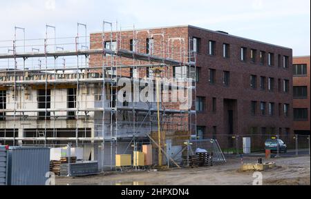 Hannover, Deutschland. 21st. Februar 2022. Im Entwicklungsgebiet Wasserstadt werden Mehrfamilienhäuser mit Wohnungen gebaut. Trotz schwieriger Rahmenbedingungen für Bauherren dürfte der Neubau in Niedersachsen auch in diesem Jahr weiter wachsen. Dies ist die Einschätzung der staatlichen NBank. Quelle: Julian Stratenschulte/dpa/Alamy Live News Stockfoto