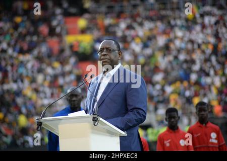 Dakar, Senegal. 22nd. Februar 2022. Der senegalesische Präsident Macky Sall spricht während der Eröffnungszeremonie des Stadions „Abdoulaye Wade“ in Diamniadio, 30 km von der Hauptstadt Dakar, Senegal, entfernt, am 22. Februar 2022. Das Stadion „Abdoulaye Wade“, benannt nach dem dritten Präsidenten Senegals, wurde zu einem Preis von 155 Milliarden CFA-Francs (etwa 267,9 Millionen US-Dollar) gebaut, sagten die Behörden. Quelle: Dieylani Seydi/Xinhua/Alamy Live News Stockfoto