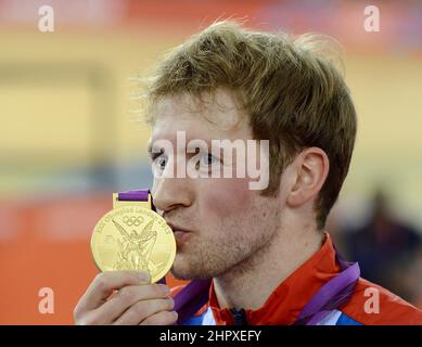 Fileboto vom 06-08-2012 von Jason Kenny, Großbritannien, feiert mit seiner Goldmedaille nach dem Sieg im Sprint-Finale der Männer. Großbritanniens erfolgreichster Olympiateilnehmer Sir Jason Kenny tritt aus dem Radsport zurück. Der 33-Jährige hat diese Woche formell seine Arbeit als Sprinttrainer für Männer von British Cycling aufgenommen und bis zu seiner Ernennung Fahrer betreut, die Teamkollegen waren. Ausgabedatum: Donnerstag, 24. Februar 2022. Stockfoto