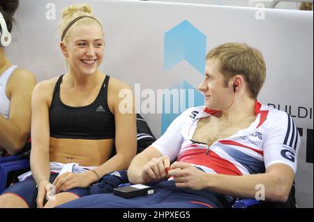 Aktenfoto vom 19-02-2013 von Großbritannien an der Seite seiner heutigen Frau Laura Kenny. Großbritanniens erfolgreichster Olympiateilnehmer Sir Jason Kenny tritt aus dem Radsport zurück. Kenny sagte, die Entscheidung sei gemeinsam mit seiner Frau Laura, der erfolgreichsten weiblichen Olympiateilnehmerin Großbritanniens, getroffen worden. Ausgabedatum: Donnerstag, 24. Februar 2022. Stockfoto