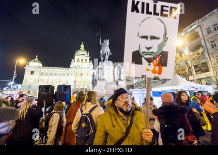 Protestant auf dem Prager Wenzelsplatz, 22. Februar 2022 am Vorabend der russischen Invasion in der Ukraine Stockfoto