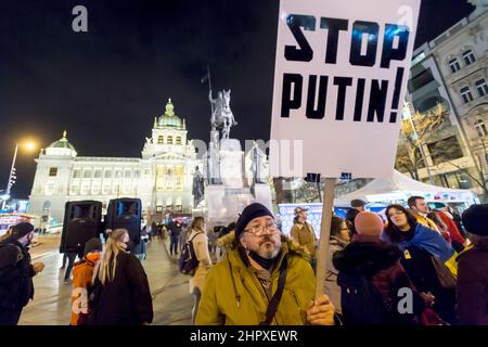 Protestant auf dem Prager Wenzelsplatz, 22. Februar 2022 am Vorabend der russischen Invasion in der Ukraine Stockfoto