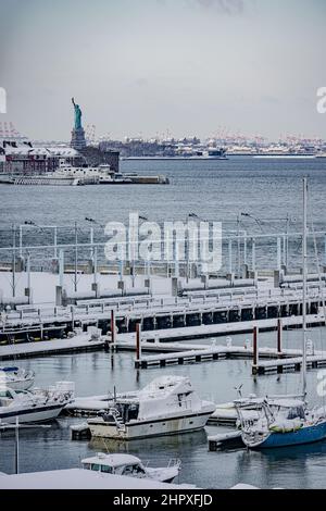 Wunderschöne Aussicht auf die Freiheitsstatue in New York im Winter Stockfoto