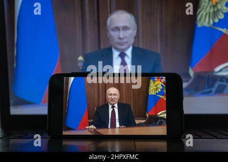 Vladimir Putin im Fernsehen zu sehen. Präsident von Rusia, Wladimir Putin, erklärt der Ukraine den Krieg Stockfoto