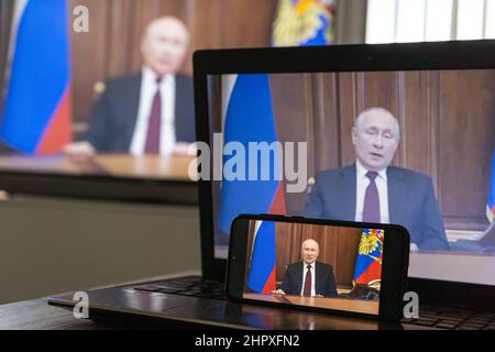 Vladimir Putin im Fernsehen zu sehen. Präsident von Rusia, Wladimir Putin, erklärt der Ukraine den Krieg Stockfoto