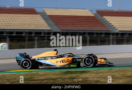 Barcelona, Spanien, 23/02/2022, 04 NORRIS Lando (gbr), McLaren F1 Team MCL36, Aktion während der Vorsaison-Rennbahn vor der FIA Formel-1-Weltmeisterschaft 2022, auf dem Circuit de Barcelona-Catalunya, vom 23. Bis 25. Februar 2022 in Montmelo, bei Barcelona, Spanien - Foto: Dppi/DPPI/LiveMedia Stockfoto