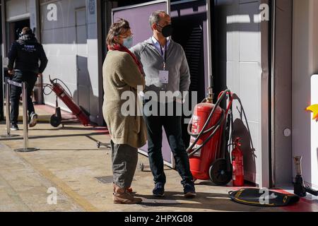 Montmelo, Spanien am 23. Februar 2022, Lando Norris 4 (GBR), McLaren MCL36 Mama und Papa Adam Norris und Cisca Wauman während der FORMEL-1-VORSAISON-RENNFAHRT auf dem Circuit de Barcelona-Catalunya, Montmelo, Spanien am 23. Februar 2022 Stockfoto