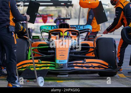 Montmelo, Spanien am 23. Februar 2022, Lando Norris 4 (GBR), McLaren MCL36 in der Boxengasse während der FORMEL 1-VORSAISON-RENNFAHRT auf dem Circuit de Barcelona-Catalunya, Montmelo, Spanien am 23. Februar 2022 ELEANOR HOAD Stockfoto