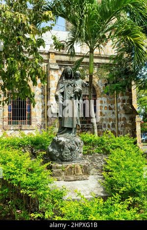 Statue in hinter der Our Lady of Mount Carmel Cathedral, Puntarenas Cathedral ist ein Tempel der römisch-katholischen Kirche in der Stadt Puntarenas, Cost Stockfoto