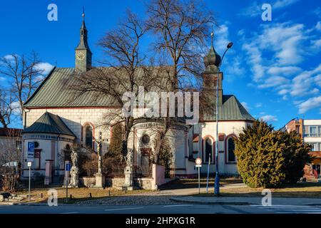 St. Katharinenkirche und Franziskanerkloster in der historischen Stadt Jindrichuv Hradec. Stockfoto