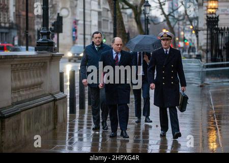 London, England, Großbritannien. 24th. Februar 2022. Verteidigungsminister BEN WALLACE und Admiral Sir TONY RADAKIN, Chef des Verteidigungsstabs, werden beim COBR-Treffen gesehen, als Russland mit dem Ivasion der Ukraine beginnt (Foto: © Tayfun Salci/ZUMA Press Wire) Stockfoto