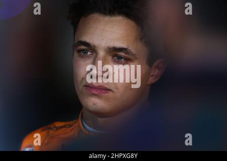 Barcelona, Spanien, 23/02/2022, NORRIS Lando (gbr), McLaren F1 Team MCL36, Portrait während der Vorsaison-Rennserie vor der FIA Formel-1-Weltmeisterschaft 2022, auf dem Circuit de Barcelona-Catalunya, vom 23. Bis 25. Februar 2022 in Montmelo, bei Barcelona, Spanien - Foto: Dppi/DPPI/LiveMedia Stockfoto