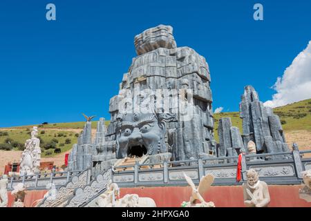 SICHUAN, CHINA - Sky Begräbnisstätte in Larung gar (Larung Five Sciences Buddhist Academy). Eine berühmte Lamasery in Seda, Sichuan, China. Stockfoto