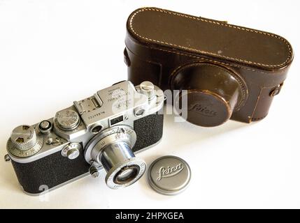 Eine klassische deutsche Leica IIIF mit einem Elmar 5cm Objektiv und einem Lederetui, eine ideale Kamera für den Fotojournalismus Stockfoto