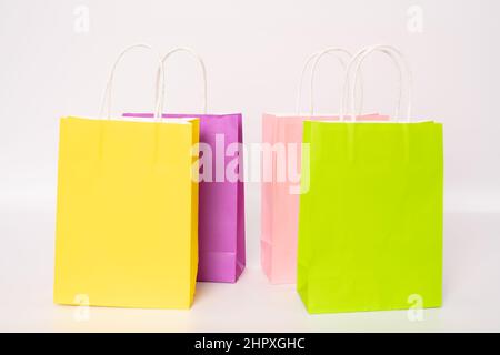 Bunte Papier Einkaufstaschen isoliert auf weißem Hintergrund. Einkaufskonzept. Stockfoto