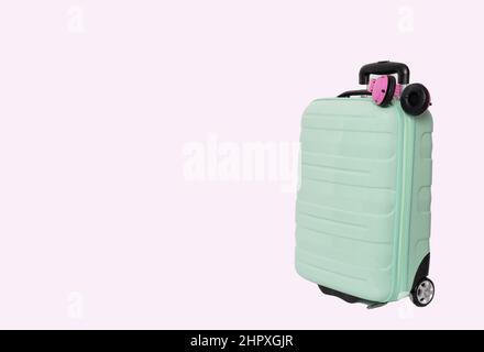 Sommerzeit -Reisetasche und Kopfhörer isoliert auf weißem Hintergrund. Stockfoto