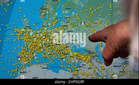 Das Außenministerium der Ukraine, das Infrastrukturministerium der Ukraine und das Infrastrukturministerium der Ukraine haben den Luftraum über dem Land geschlossen. Laut Flightradar24 gibt es derzeit kein einziges Zivilflugzeug über der Ukraine. Das Außenministerium registriert Passagiere, die nicht aus dem Ausland nach Hause zurückkehren konnten. Stockfoto