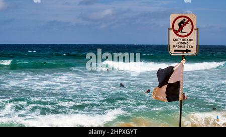 Sydney, New South Wales Australien - 26 2021. Dezember: Warnschild für das lebensrettende Surfbrett am Mona Vale Beach Stockfoto