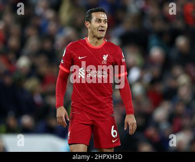 Liverpool, England, 23rd. Februar 2022. Thiago Alcantara von Liverpool während des Spiels der Premier League in Anfield, Liverpool. Bildnachweis sollte lauten: Darren Staples / Sportimage Stockfoto