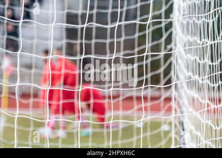 Sportliche Konzept. Fußball-Netze mit Knoten weiße Farbe, Nahaufnahme, hinter Anzeigen. Unscharfer Hintergrund Stockfoto