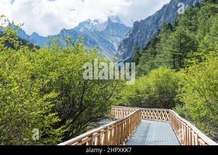 SICHUAN, CHINA - Yading Nature Reserve. Eine berühmte Landschaft in Daocheng, Sichuan, China. Stockfoto