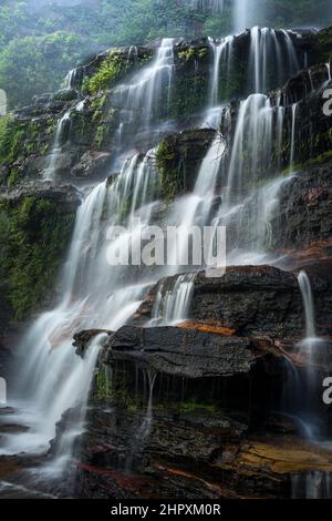 Großer Wasserfall, der in den Blue Mountains in Australien über Felsen stürzt Stockfoto