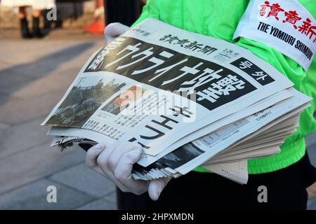 Die Sonderausgabe der Zeitung Yomiuri Shimbun, die über die russische Invasion in der Ukraine berichtet, wird im Tokioter Ginza-Gebiet verteilt. Stockfoto