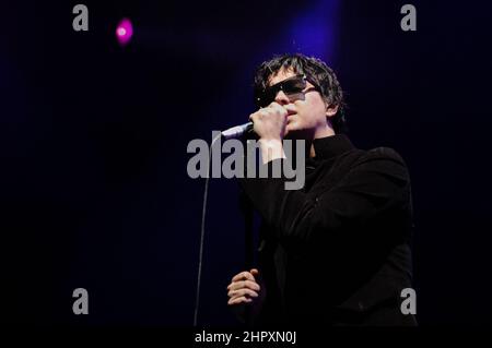 Julian Casablancas - The Strokes, V2004, Hylands Park, Chelmsford, Essex, Großbritannien - 22. August 2004 Stockfoto