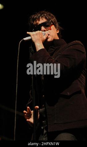 Julian Casablancas - The Strokes, V2004, Hylands Park, Chelmsford, Essex, Großbritannien - 22. August 2004 Stockfoto