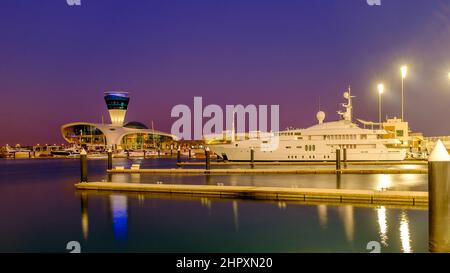 Yes Island, Abu Dhabi, VAE - 3 2014. Dezember: Nachtansicht von Yas Marina Yachts und Circuit Stockfoto