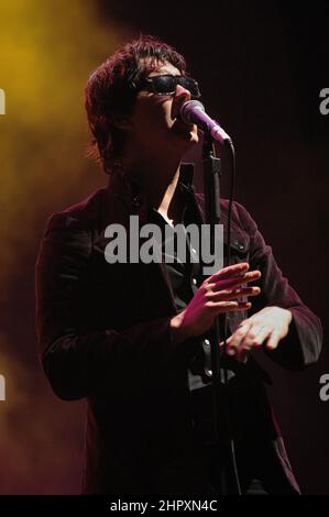 Julian Casablancas - The Strokes, V2004, Hylands Park, Chelmsford, Essex, Großbritannien - 22. August 2004 Stockfoto