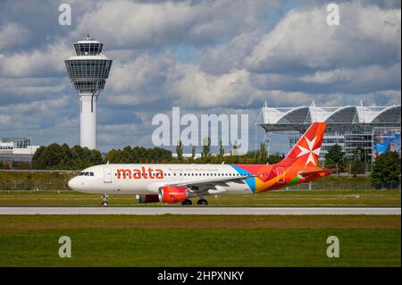 München, Deutschland - September 30. 2021 : Air Malta Airbus A320-214 mit der Flugzeugregistrierung 9H-AEP rollt zum Start auf dem südlichen ru Stockfoto