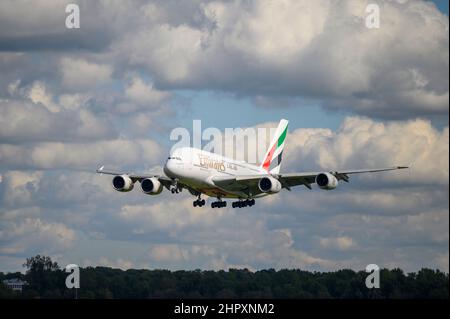 München, Deutschland - September 30. 2021: Emirates Airbus A380-842 mit der Flugzeugzulassung A6-EVF im Anflug auf die Südbahn 26L der Stockfoto