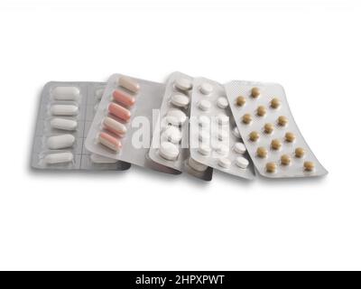 Ein Satz von fünf verschiedenen Pillen in silbernen Blasen isoliert auf weißem Hintergrund. Stockfoto