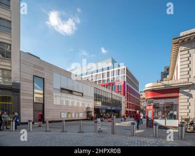 Blick auf die Cowcross Street mit Eingang zur Crossrail Station. Bloom Clerkenwell, London, Vereinigtes Königreich. Architekt: John Robertson Architects, 2021. Stockfoto